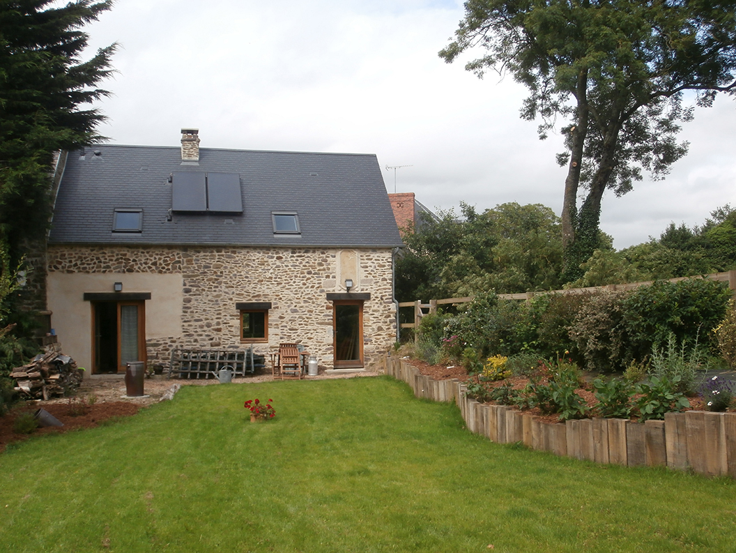 A l'extérieur du gîte de la Charrette Bleue